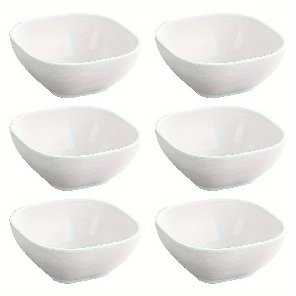 6 pack of 9.65 cm square dessert bowls made of rust-resistant polypropylene (PP). Ideal for serving condiments, jam, and side dishes in the home kitchen and dining.