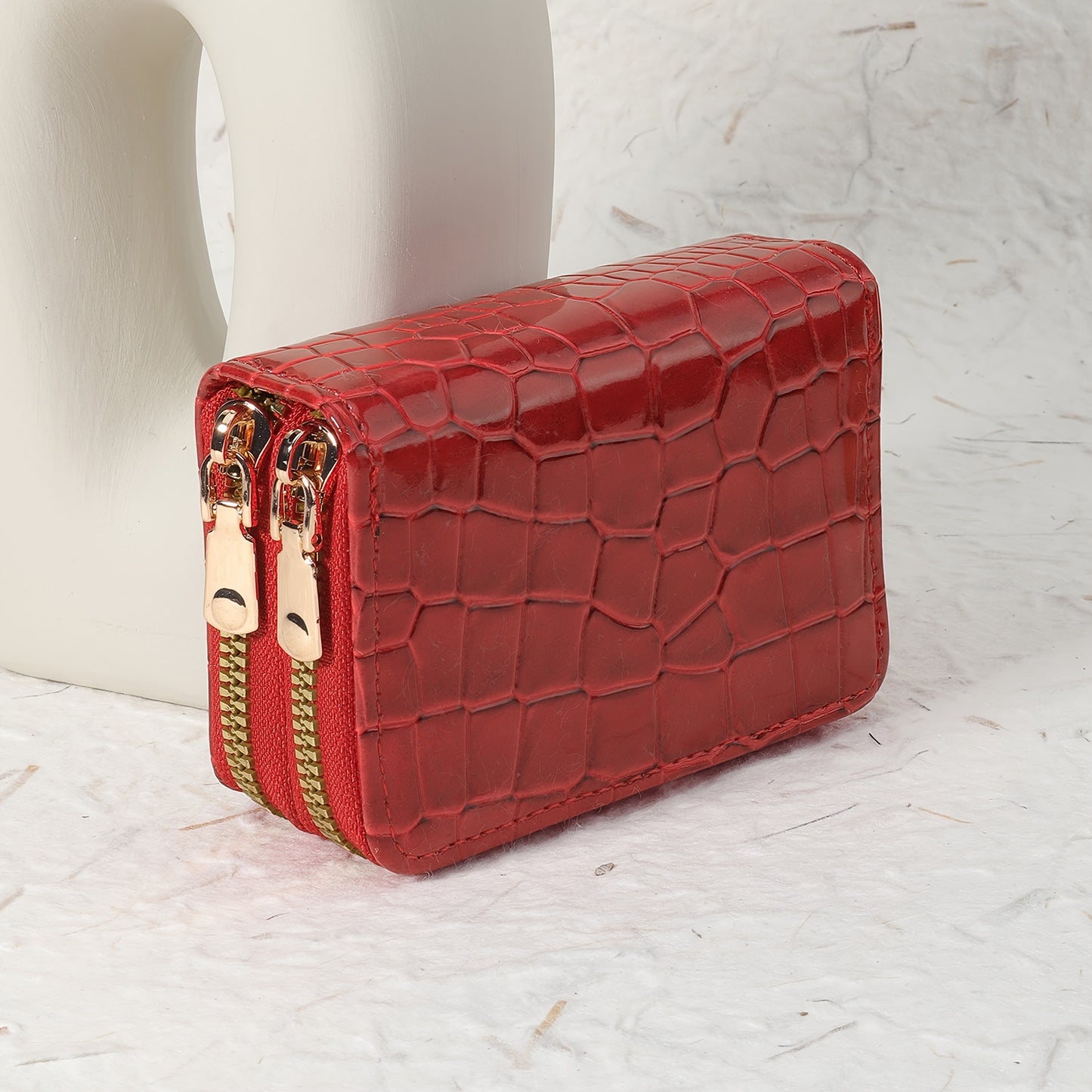 Women's crocodile pattern zipper wallet made of synthetic leather with double zipper, multi-card holder, available in green, white, pink, red, and black. Secure and stylish accessory.