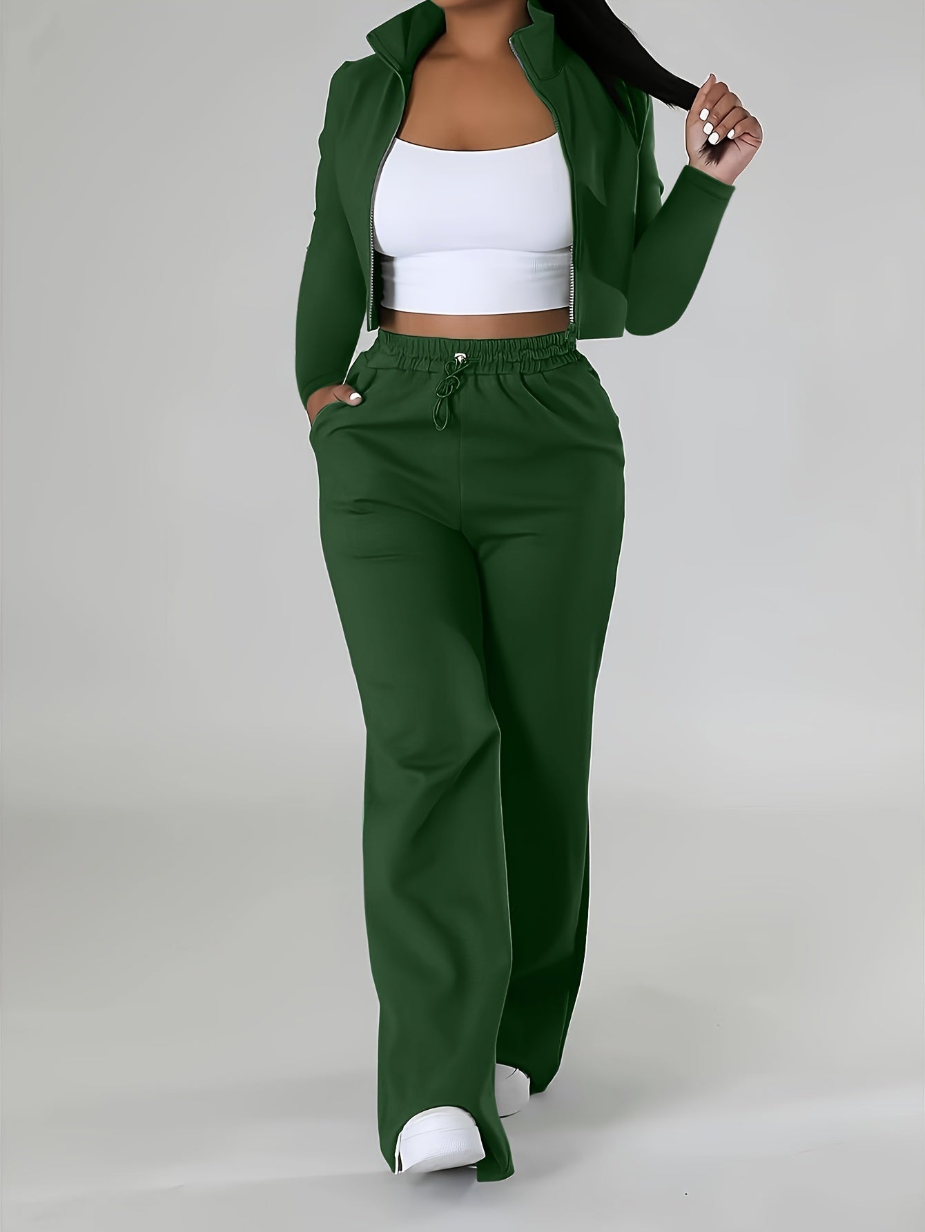 Women's casual sports suit with long sleeves consisting of two pieces.