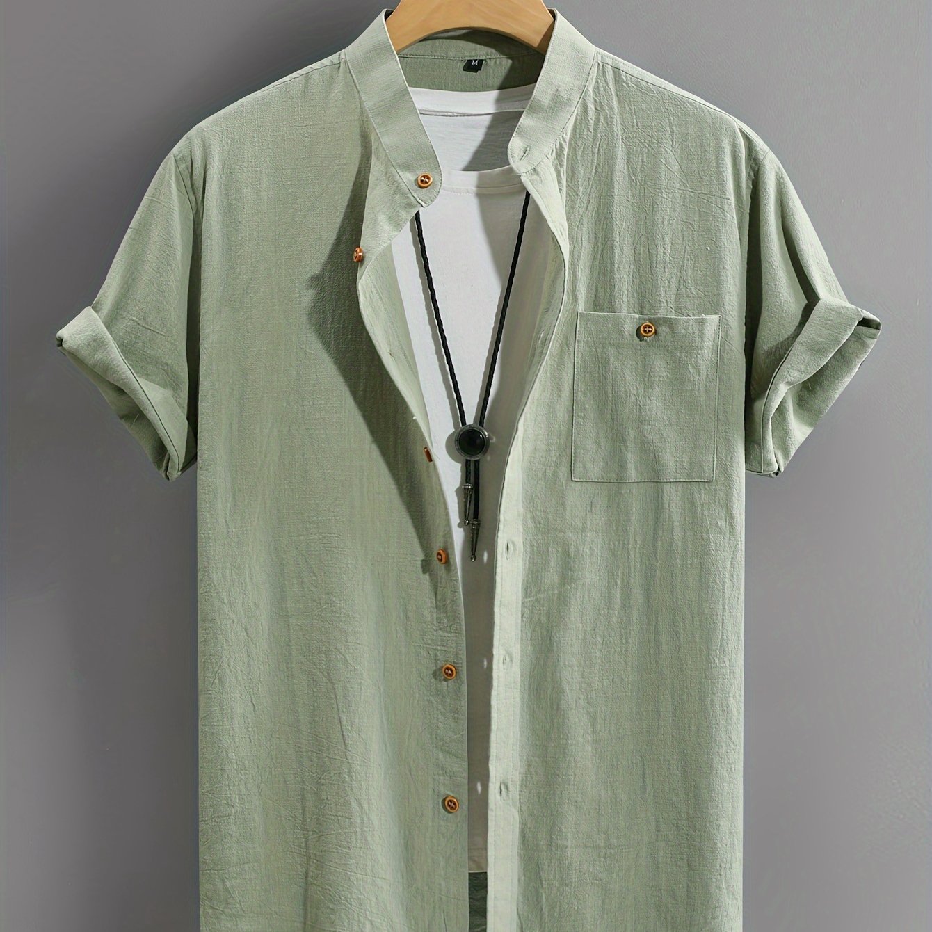 Men's casual cotton shirt in a solid color with button-up closure and chest pocket, machine washable and ideal for summer.