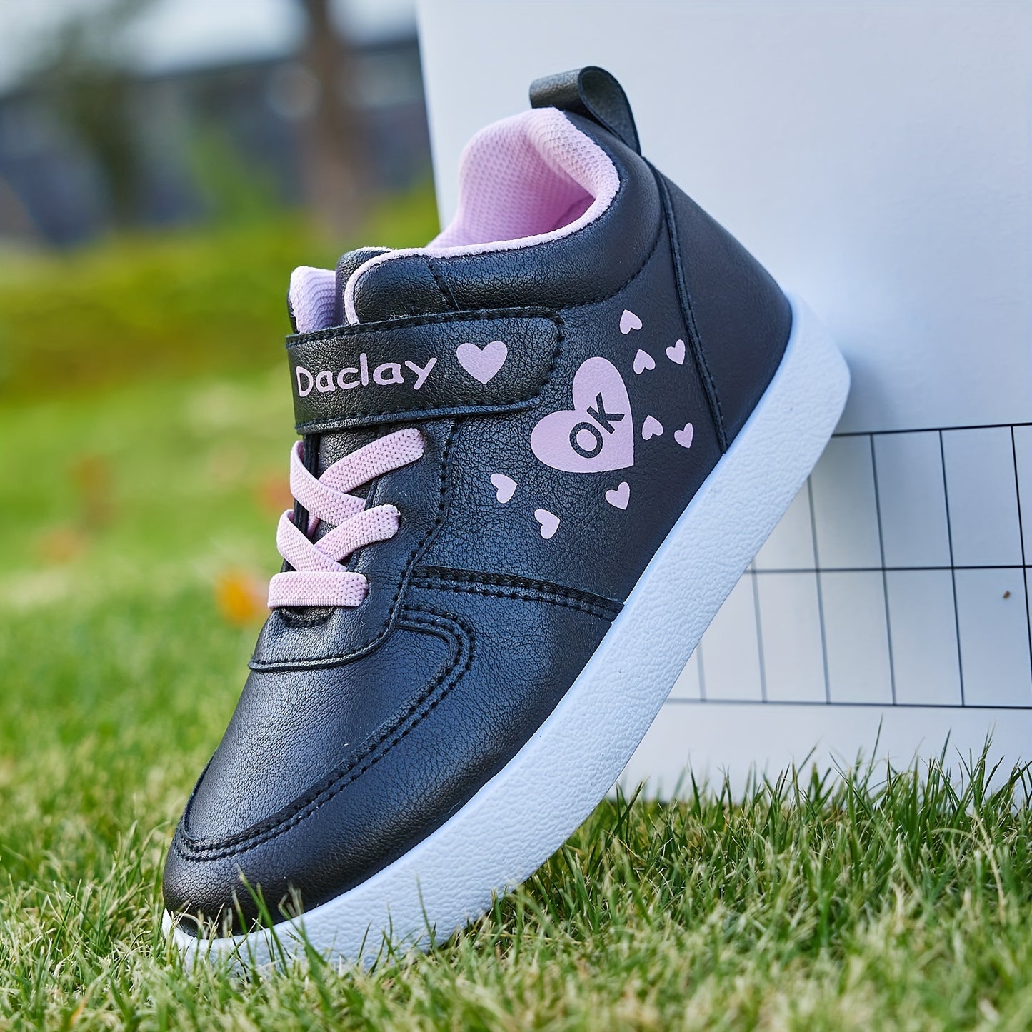 Girls' heart pattern sneakers, comfy non-slip skateboard shoes for all seasons.