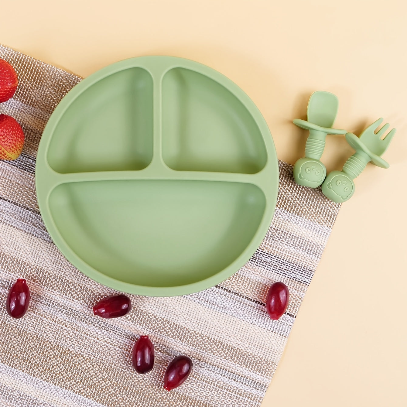 TYRY.HU Silicone Baby Feeding Set includes 3 pieces of essential items: a suction divided plate, utensils, and BPA-free tableware set. Perfect for Baby Led Weaning, this set comes with a spoon and fork, making mealtime enjoyable and mess-free. Ideal for