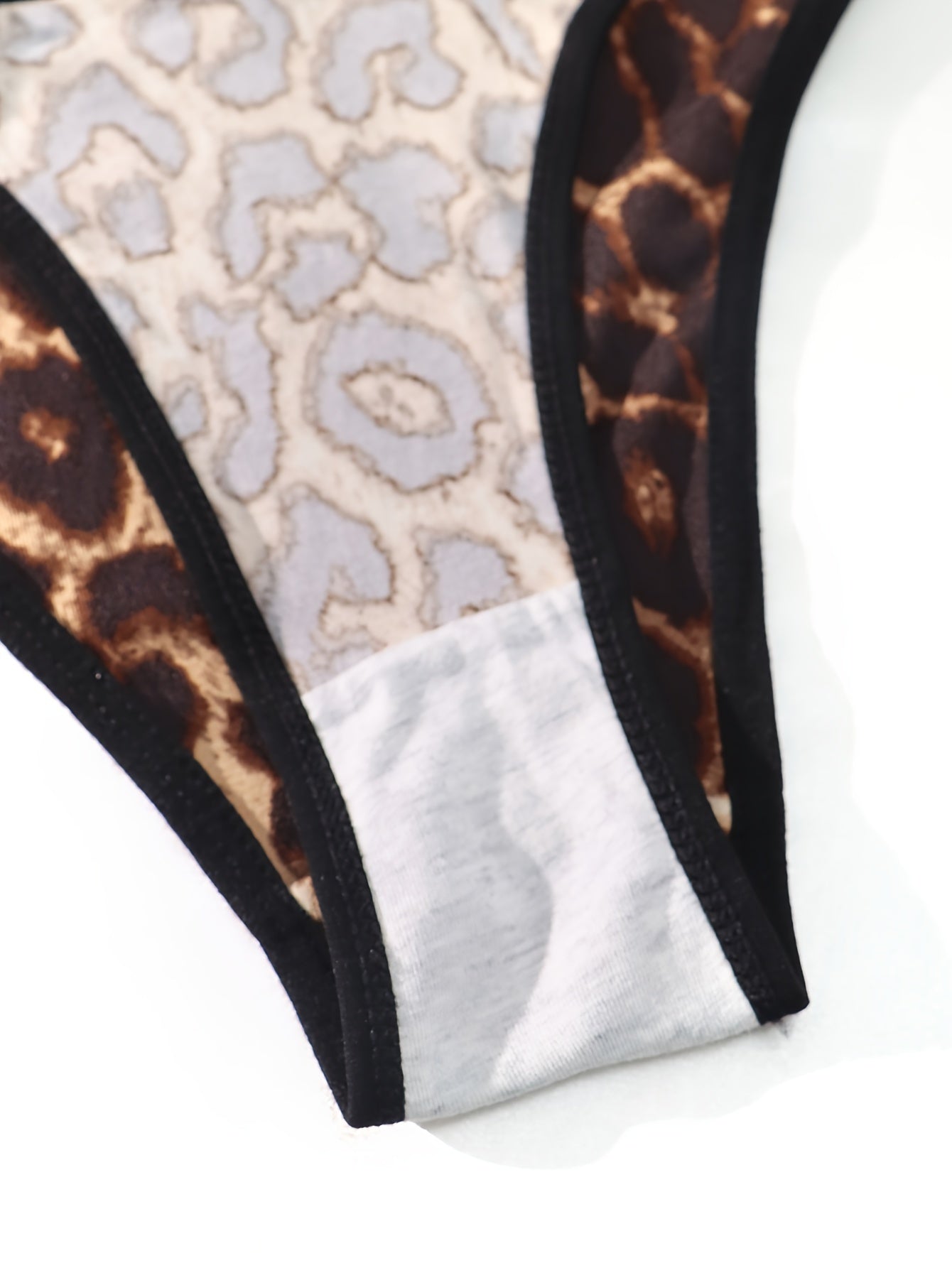 Leopard print seamless briefs with high elasticity and comfort for women