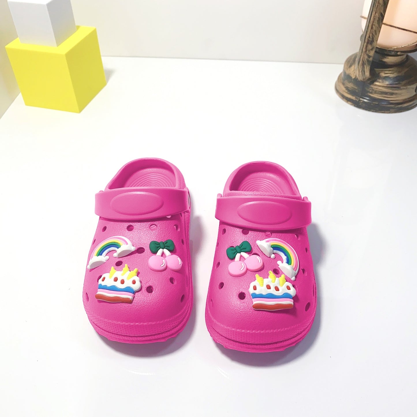 Cute cartoon slippers for girls, non-slip lightweight clogs for indoor use in all seasons.