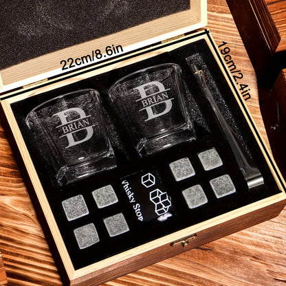 Set of 4 personalized whiskey glasses with wooden box, ideal for gifts such as groomsmen, best man, father, boyfriend, or bachelor party.