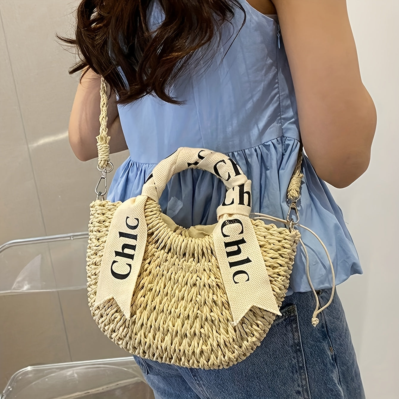 Fashionable women's handbag suitable for shopping, dating, parties, and work commuting, can be worn as a crossbody or shoulder bag, made of straw woven material.