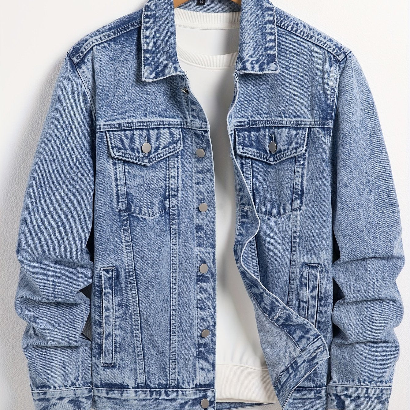 Classic men's denim jacket with turn-down collar, regular fit for spring and autumn.