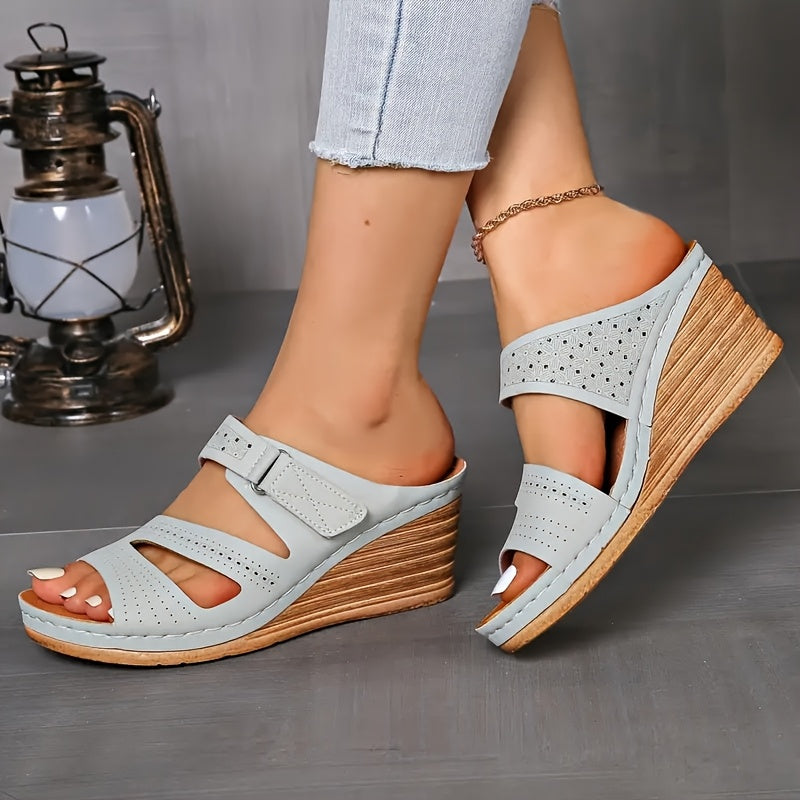 Ayollar uchun yozgi wedge sandallar, kesilgan peep toe va platforma bilan