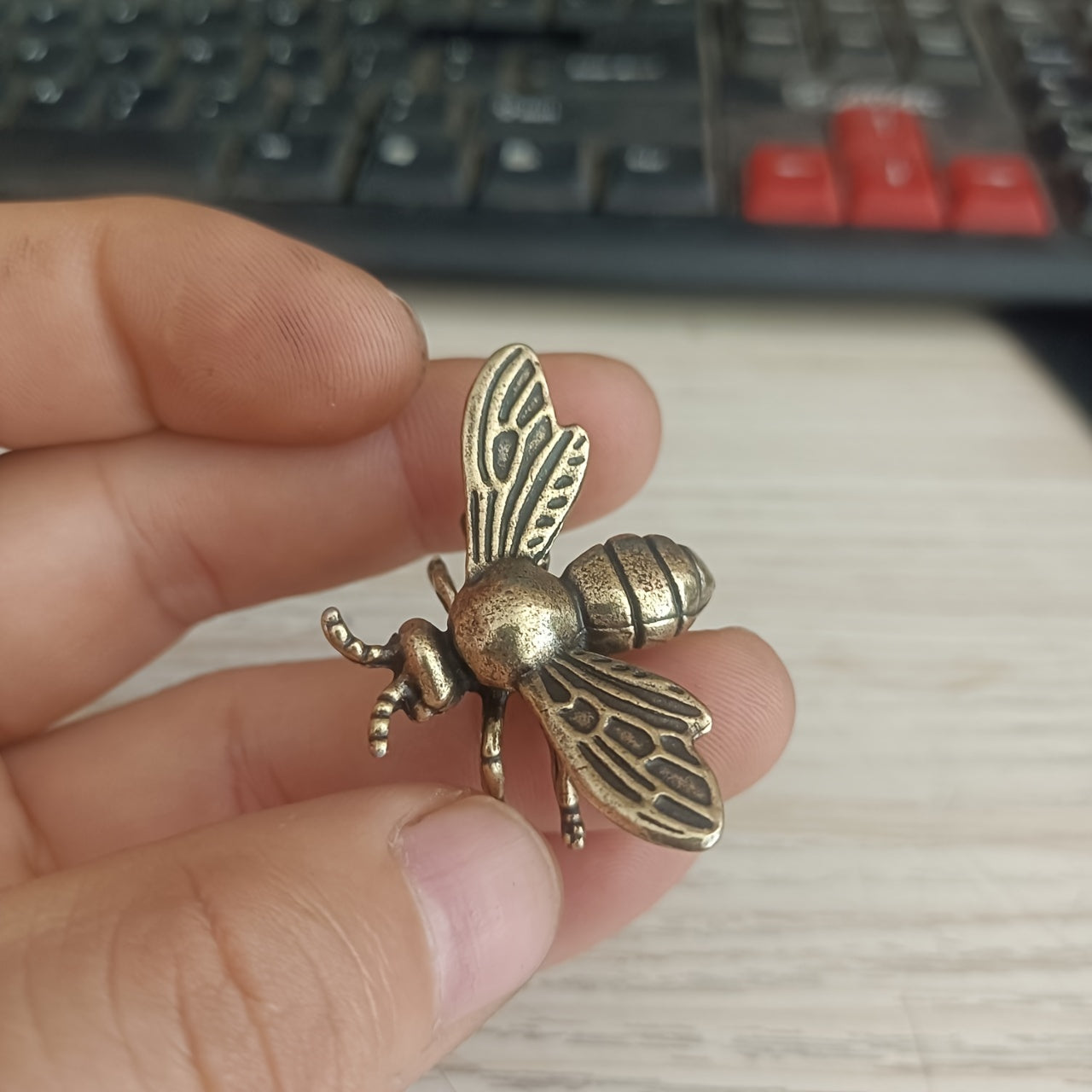 Handmade pure copper bee decoration - perfect for study or office, ideal for gifting or collecting.