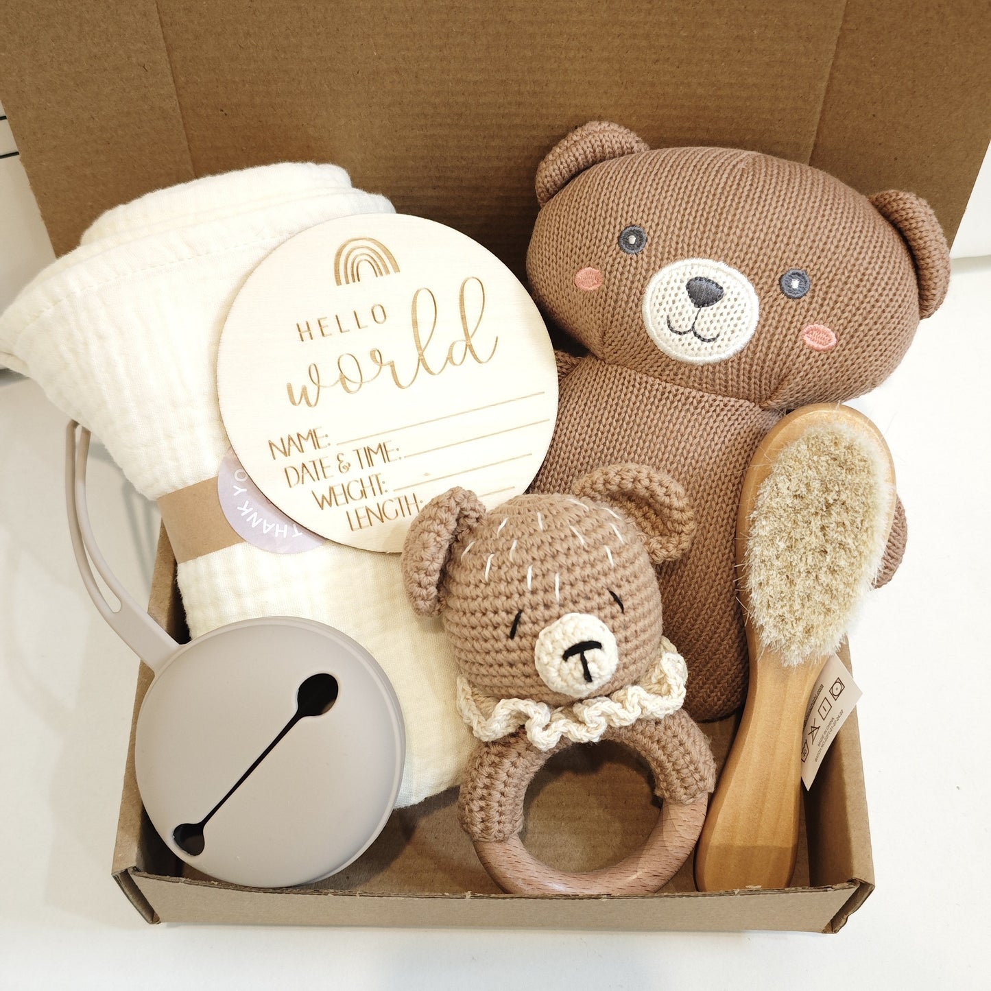 MOVEBO has designed a thoughtful Newborn Baby Gift Set, perfect for welcoming a new little one. Included in this set is a cozy blanket, a cute rattle, a soothing teether, a gentle hair brush, all packaged in an adorable Keepsake Basket. This set is