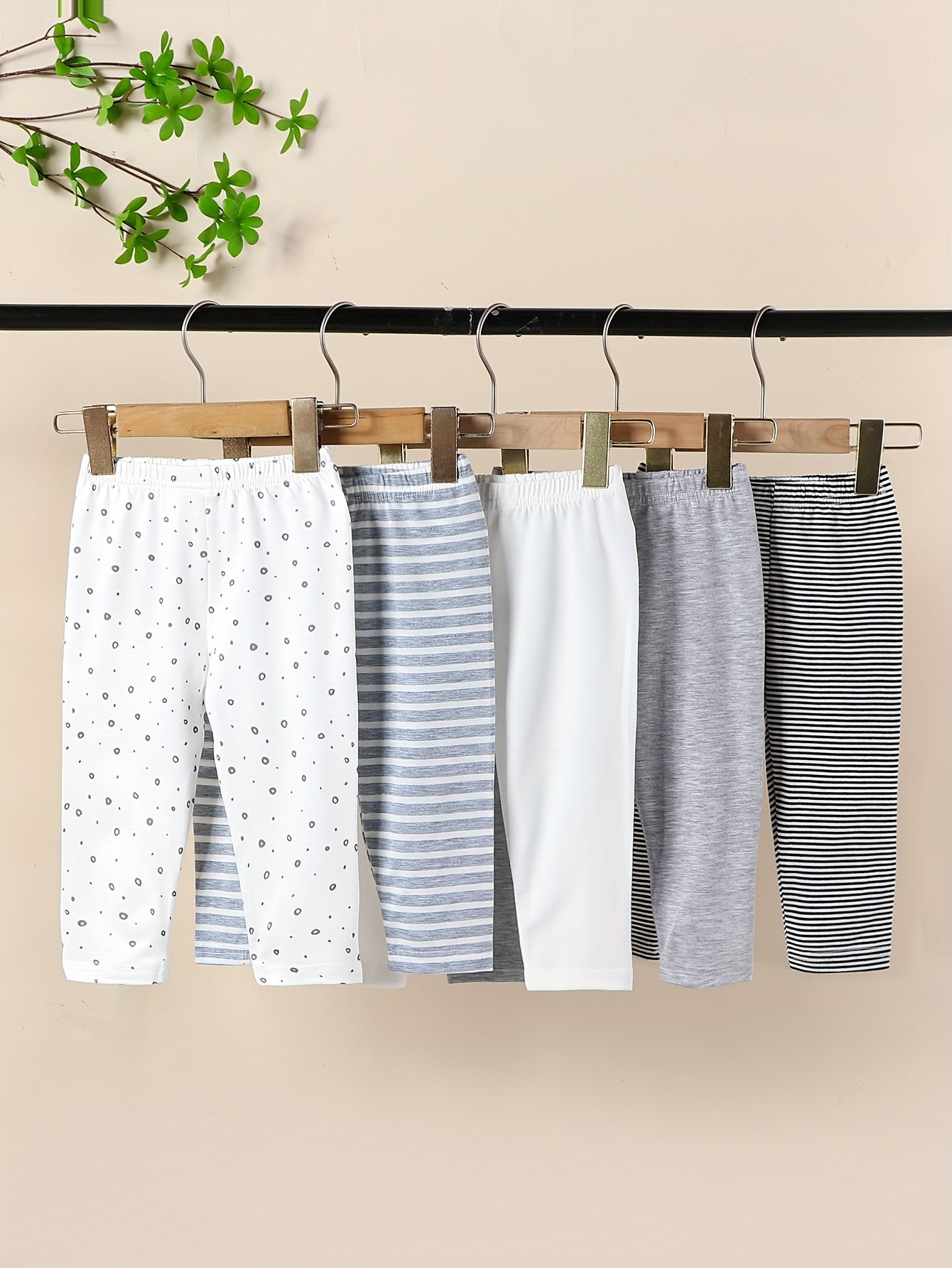 Boys' 5-pack knit pants. Soft stretch polyester with elastane. Casual fit in striped and polka dot patterns for spring/fall. Outdoor essentials.