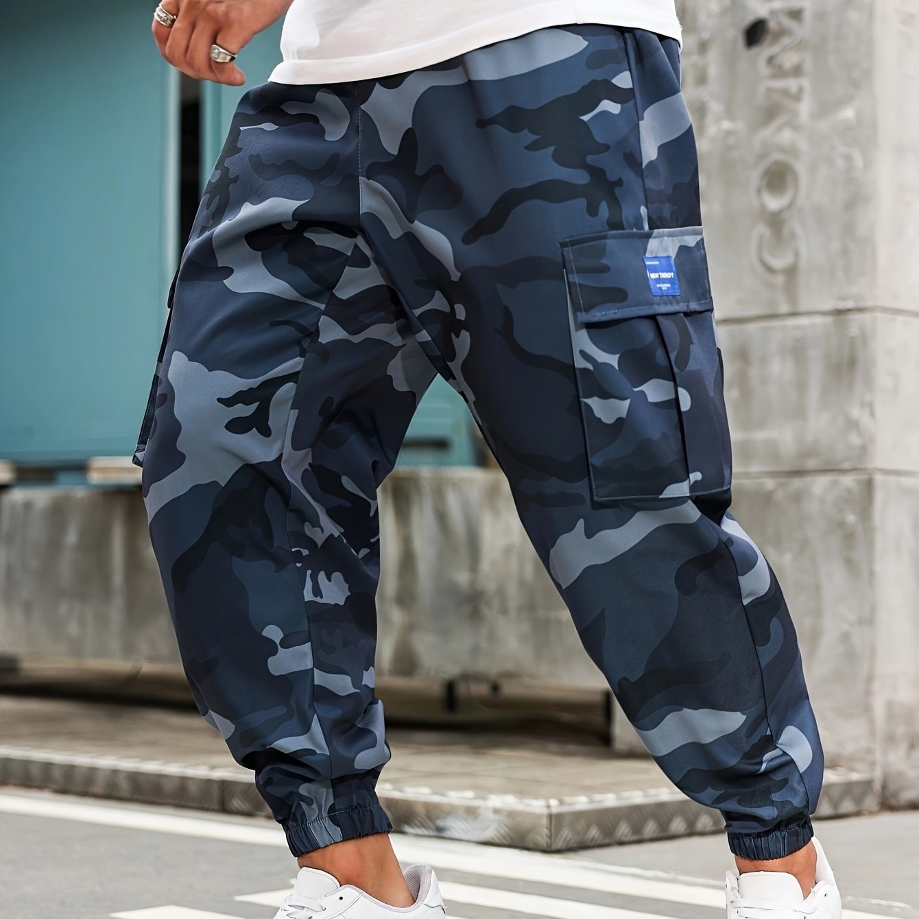 Men's camouflaged cargo pants with drawstring and multiple pockets, ideal for sports and daily wear.