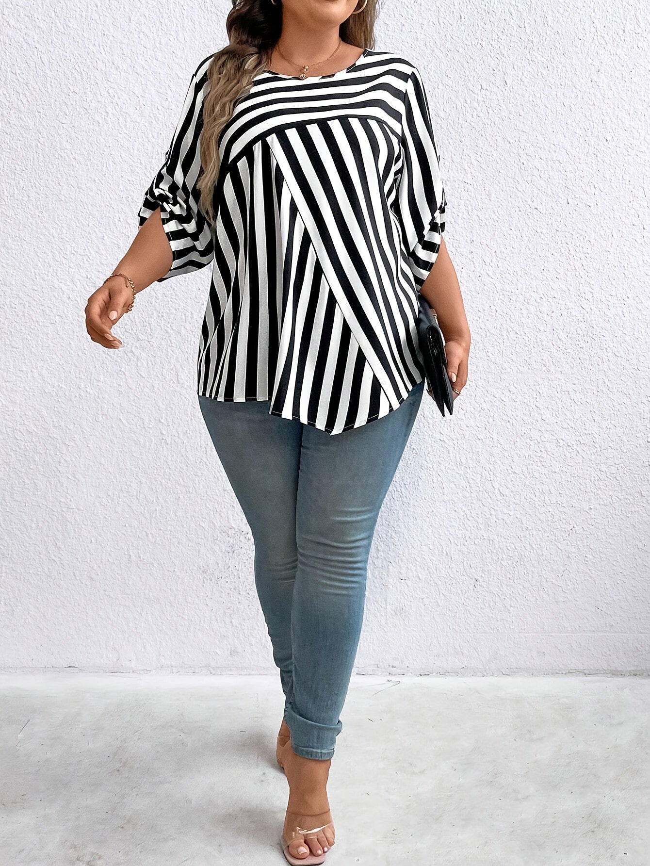 Chic plus size stripe print blouse with crew neck, made of 100% polyester. Oversized non-stretch woven shirt for all seasons.