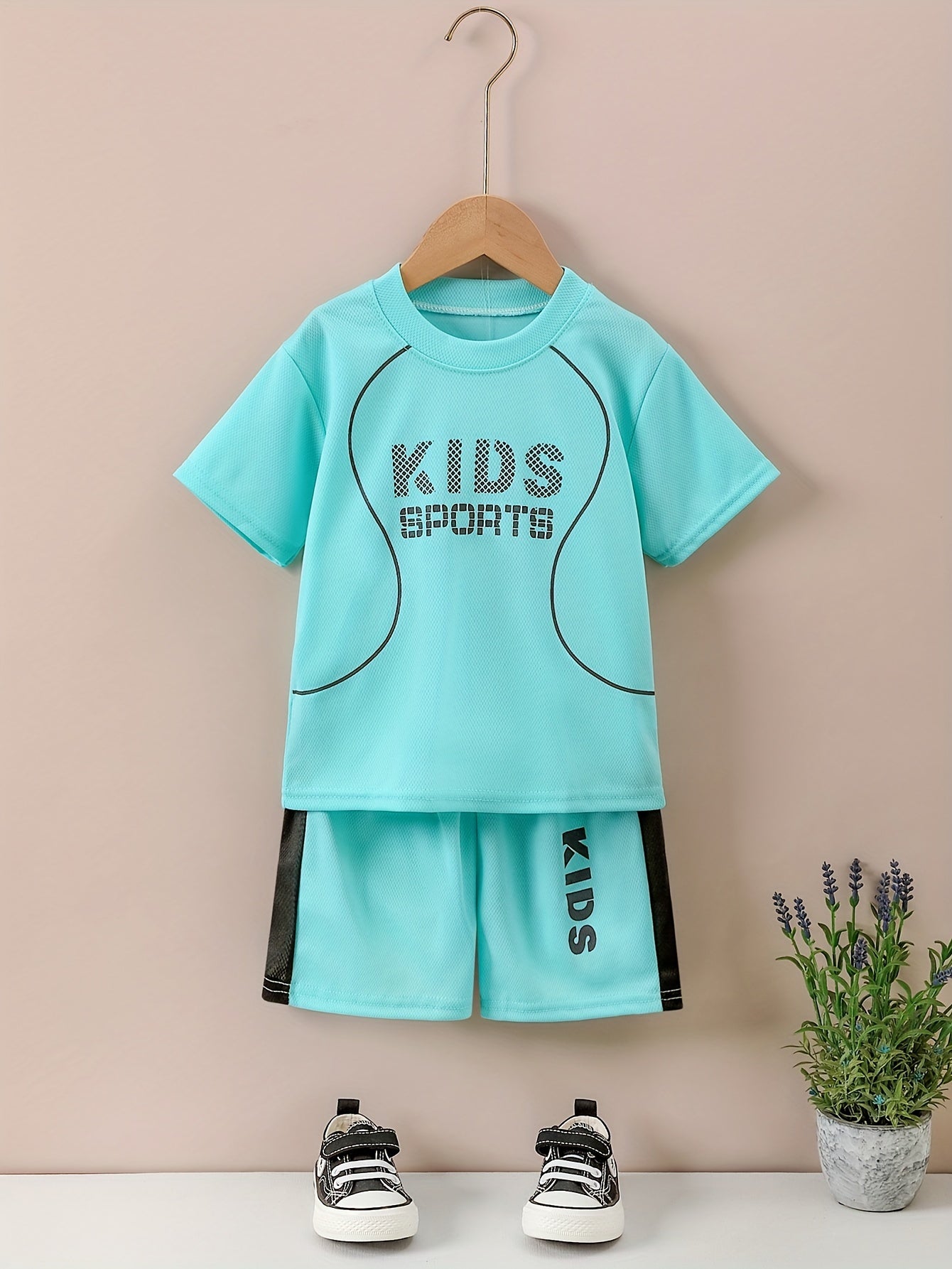 Children's quick-drying sports suit with short-sleeved shorts and KIDS SPORTS printed t-shirt, made with lightweight and comfortable quick-drying fabric.