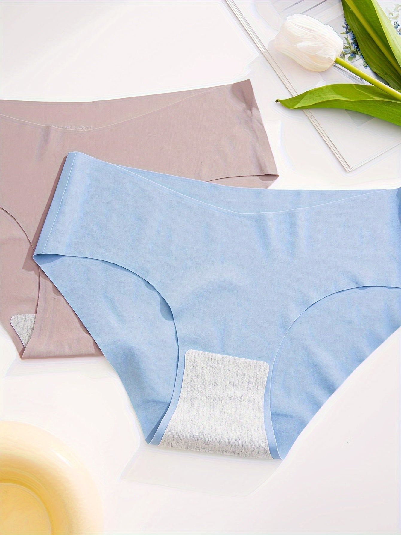 5 seamless solid briefs with comfortable, breathable, stretchy fabric. Perfect for women's lingerie and underwear.