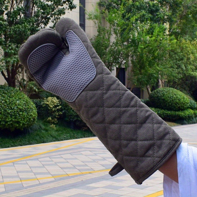 Get yourself a pair of heat resistant oven mitts with a non-slip grip, perfect for baking, grilling, and cooking. Made of a durable polyester/silicone blend, these gloves are suitable for both home and commercial use. They can withstand temperatures up