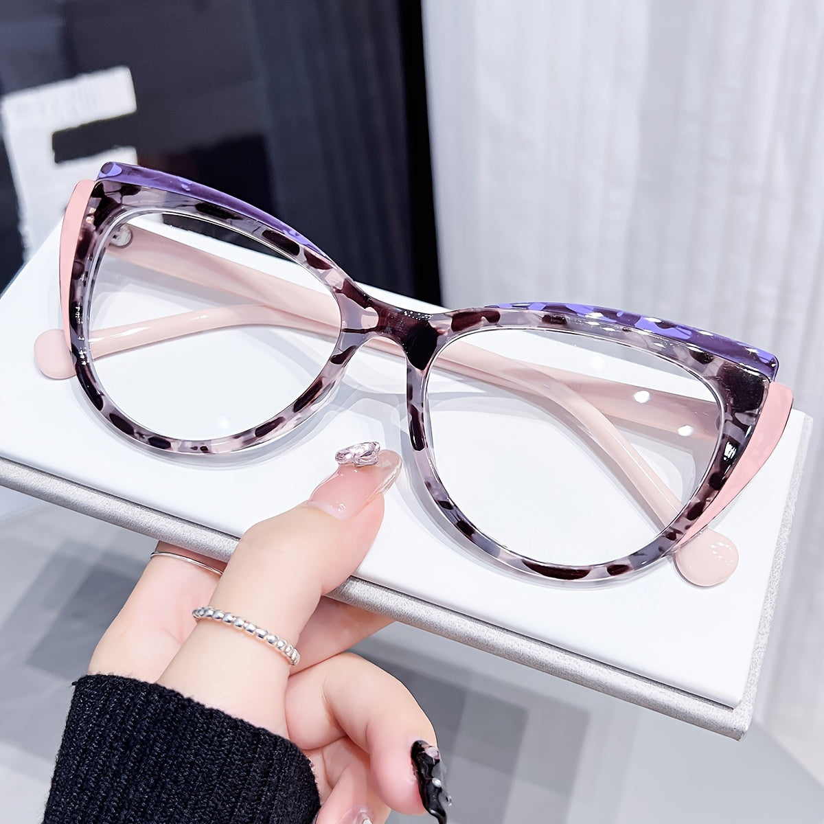 Vintage cat eye reading glasses for women with AC lenses, plastic frame, clear design, magnification +1.0 to +4.0, includes anti-fog cloth.