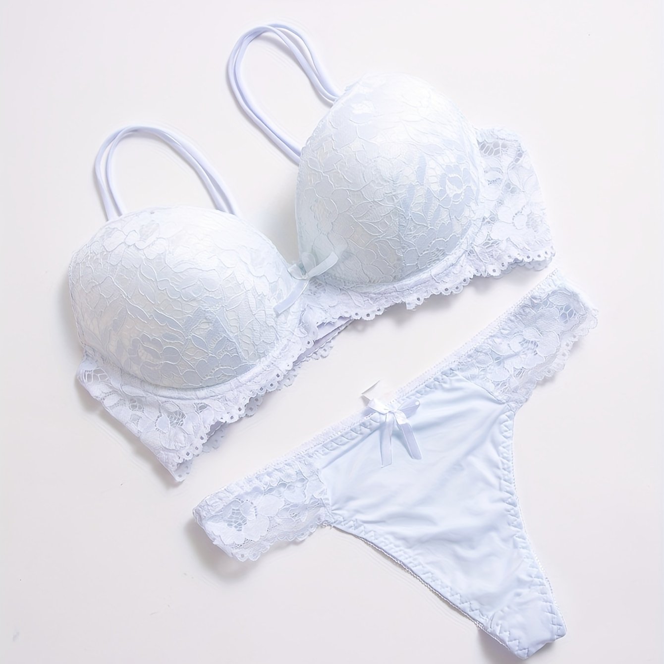 Stylish lace bra and panties set for women