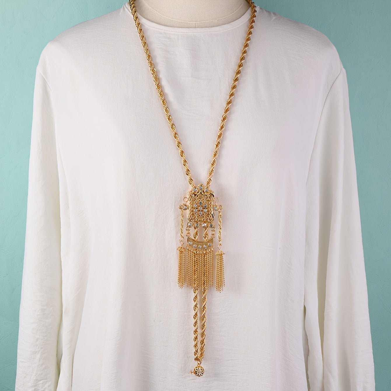 Ajoyib Vintage-uslubidagi Uzoq Marjon, porloq Rhinestone tassel pendanti bilan - to'y va tadbirlar uchun ideal.