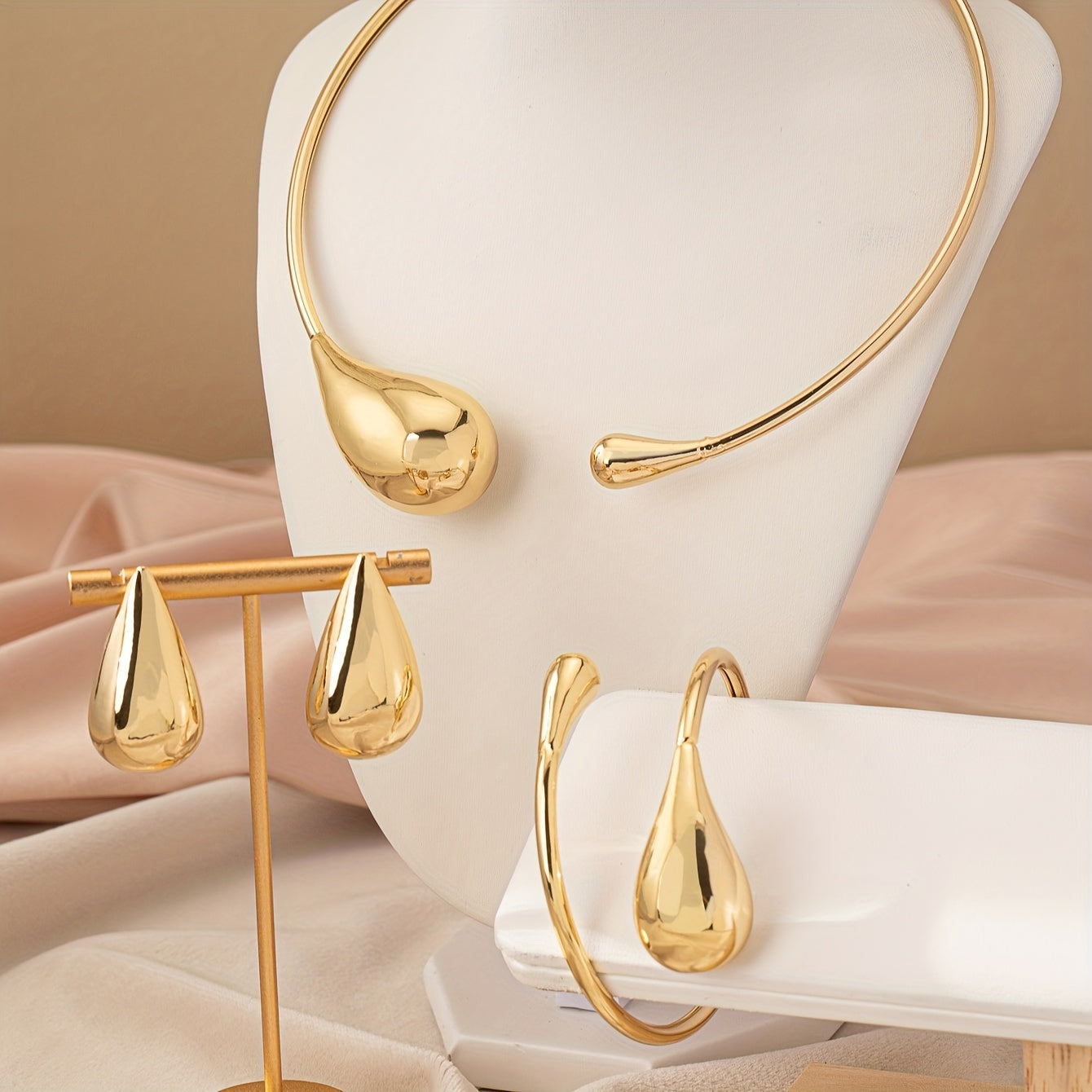 Elegant Vintage-Inspired Tear Drop Jewelry Set - Luxurious 14K Gold-Plated Zinc Alloy Collar Necklace, Bracelet, and Stud Earrings Perfect for Everyday Wear