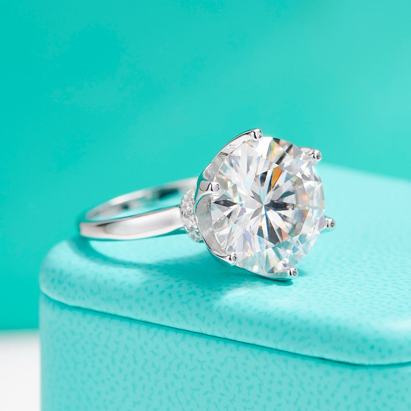 Sparkling and sophisticated, the Spark Grow French-style Moissanite Engagement Ring is crafted in 925 silver and 18K gold plated. Available in sizes ranging from 1-10 carats, this stunning ring is ideal for daily wear and weddings. A perfect gift for