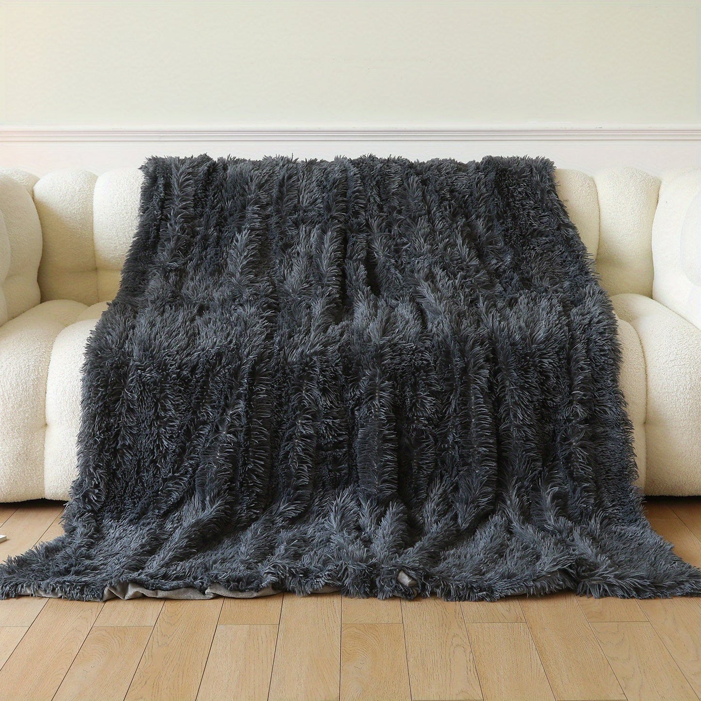 Soft and warm flannel blanket suitable for all seasons - Ideal for couch, sofa, office, bed, camping, and travel purposes.