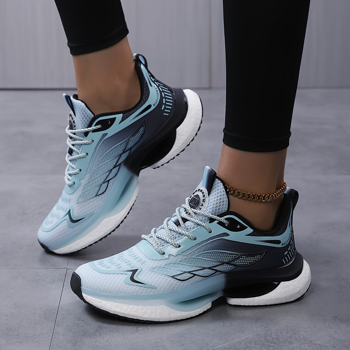 Breathable mesh platform sneakers for women in plus size, lace-up casual outdoor shoes for comfortable low top running.