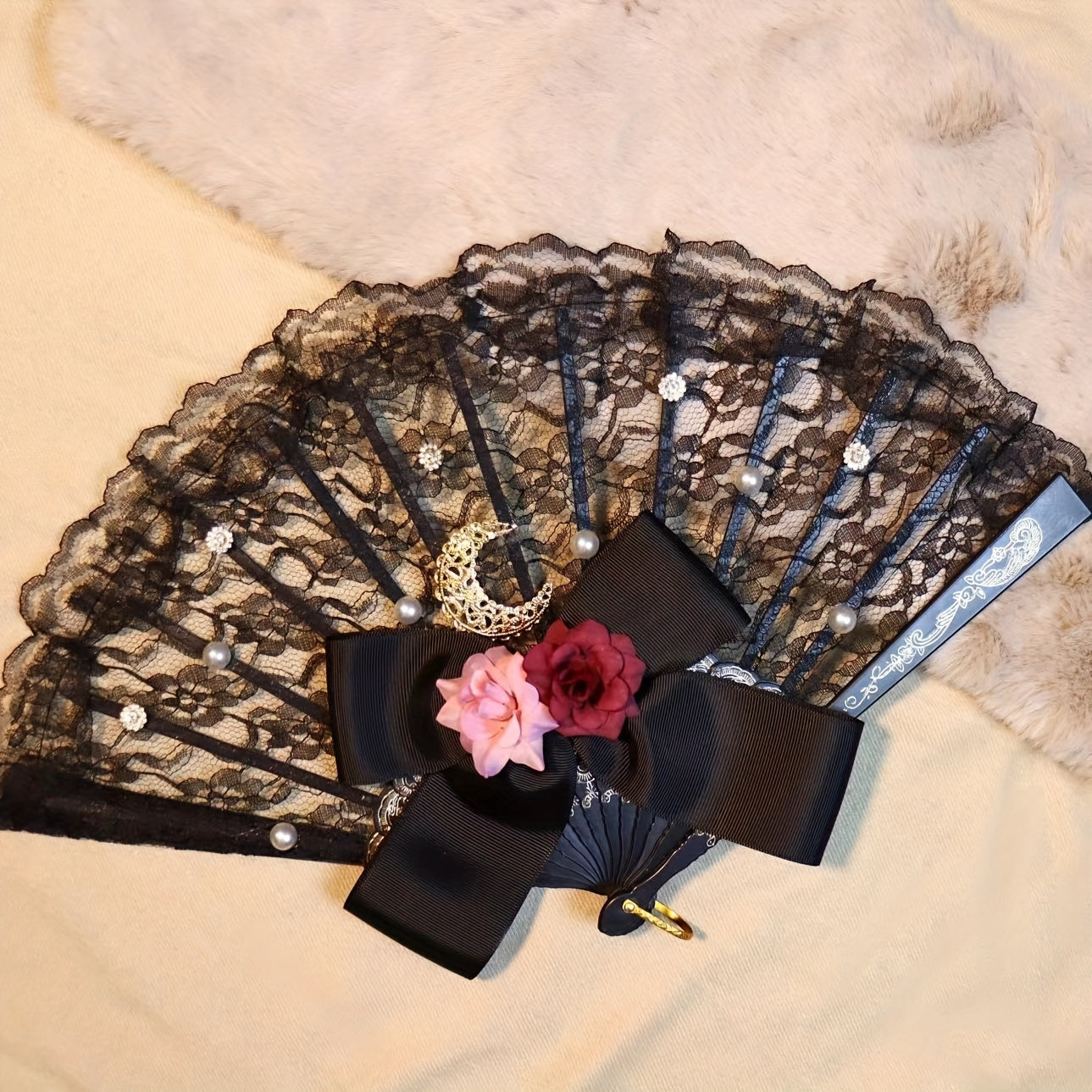 Beautifully designed in an elegant European style, this lace handheld fan is perfect for parties, shows, cosplay, and photo shoots. Its intricate rose pattern adds a touch of sophistication to any outfit.