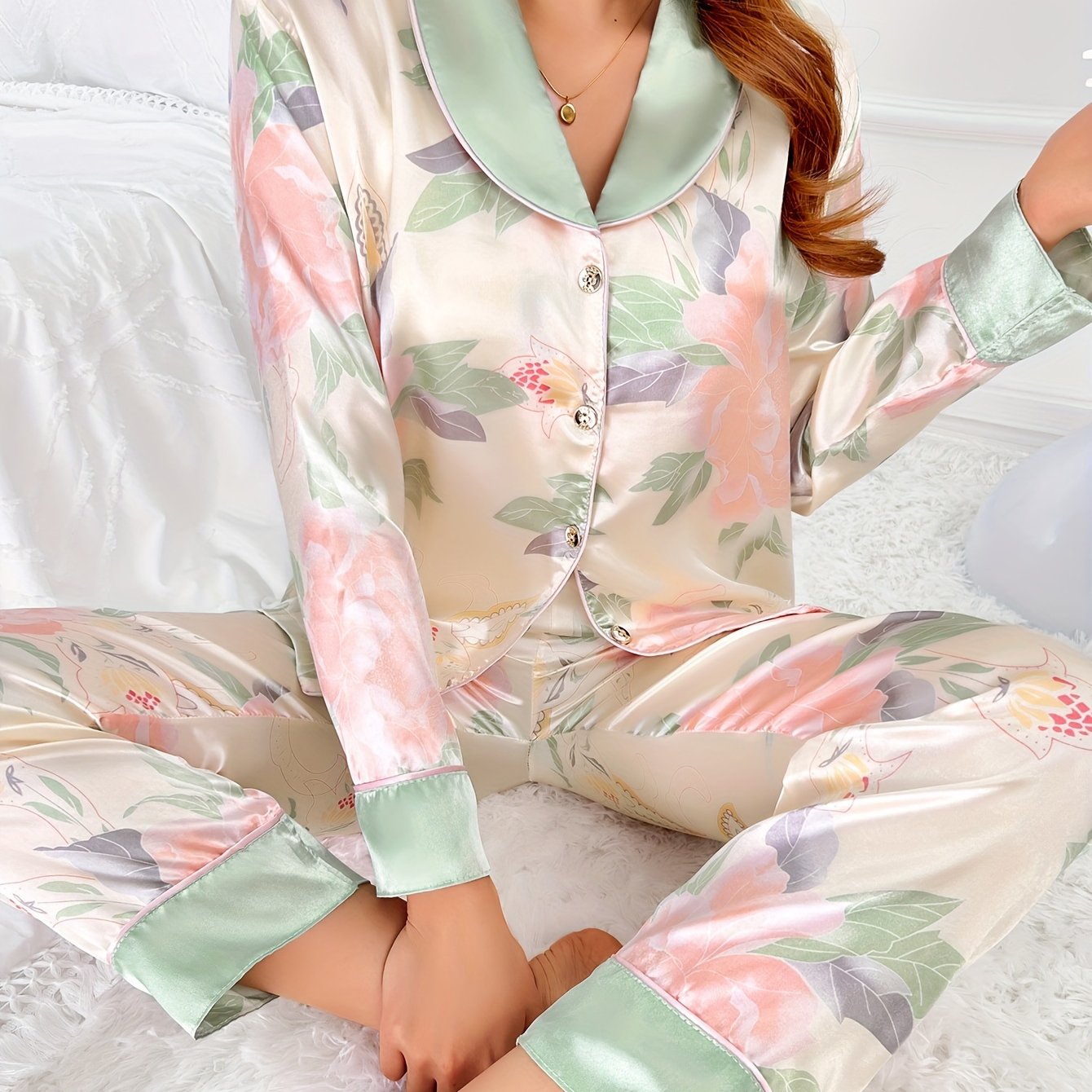 Plus size floral print pajama set for women, made of 95% polyester and 5% elastane. This non-stretch woven fabric is lightweight, perfect for fall/winter home wear.