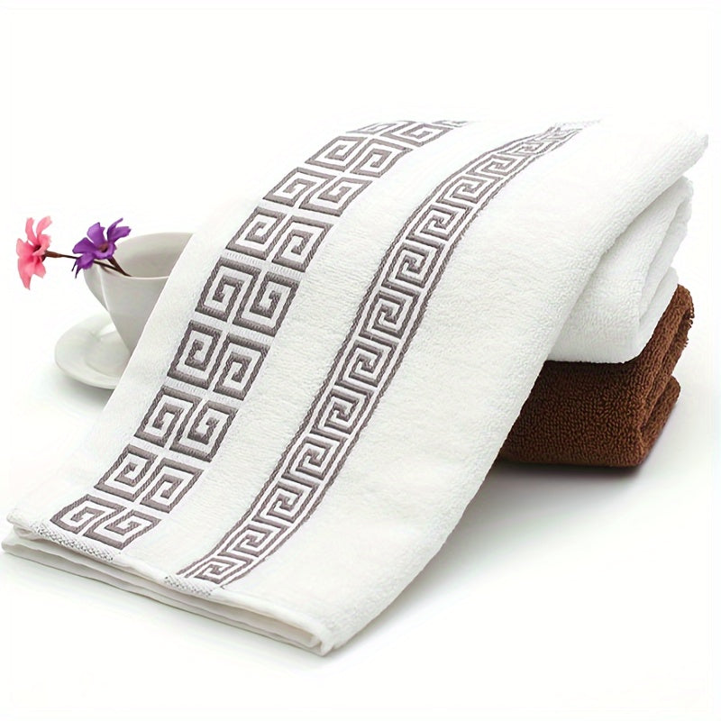 Offering 1/3 cotton towels in a set including 2 standard towels and 1 bath towel. These soft and comfortable towels are great for bathroom use and make a perfect gift for the autumn and winter seasons. Also available are Christmas decorations.