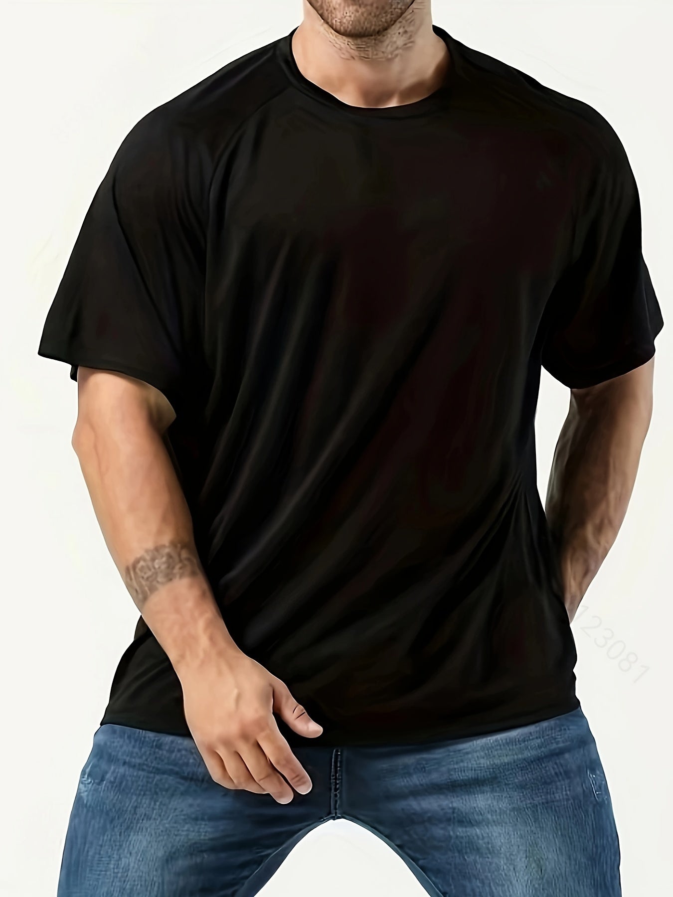 3-pack of men's crew neck t-shirts made of breathable polyester in black, dark green, and olive green. Loose fit for running and workouts, ideal for summer and gym wear. Available in plus