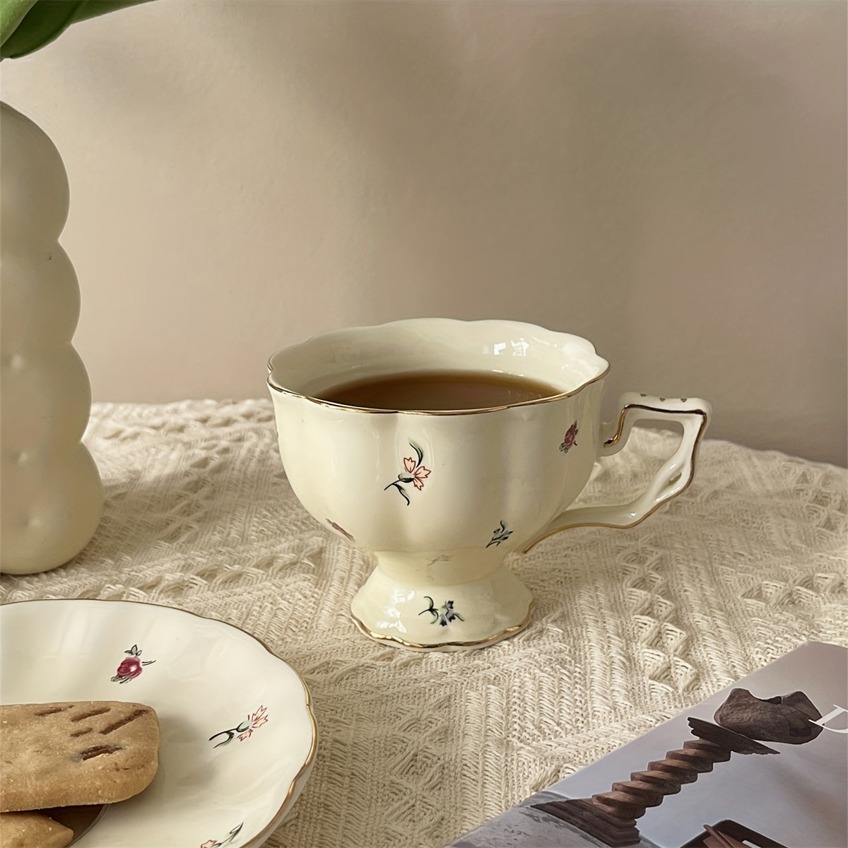 Floral ceramic cup and saucer tea set for light luxury coffee and afternoon tea.