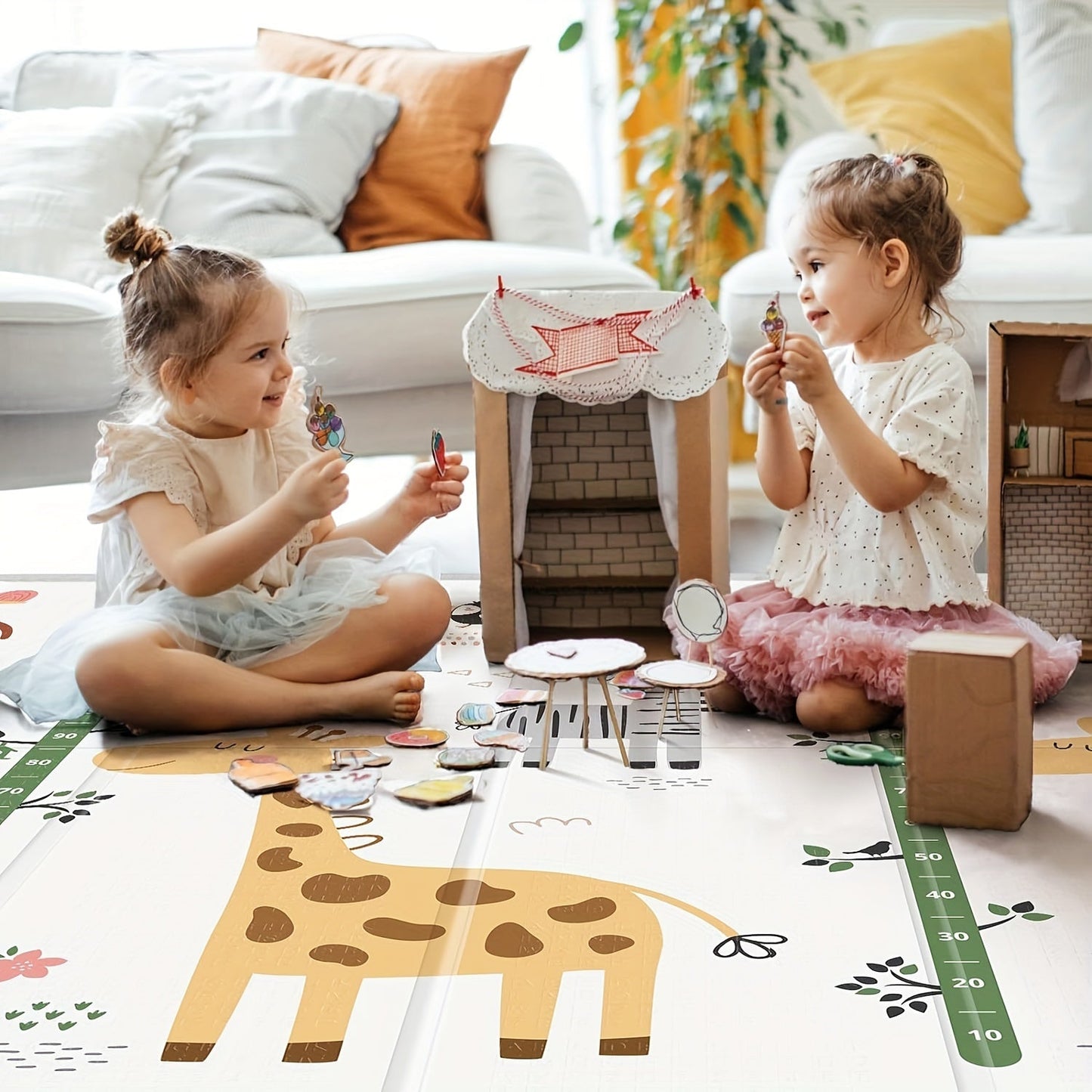 This reversible giraffe and geometric play mat is designed for youngsters, measuring 127.0x127.0 cm. It is waterproof, made of thick foam for safety, and can be easily folded and carried. This portable floor mat is perfect for both toddlers and young