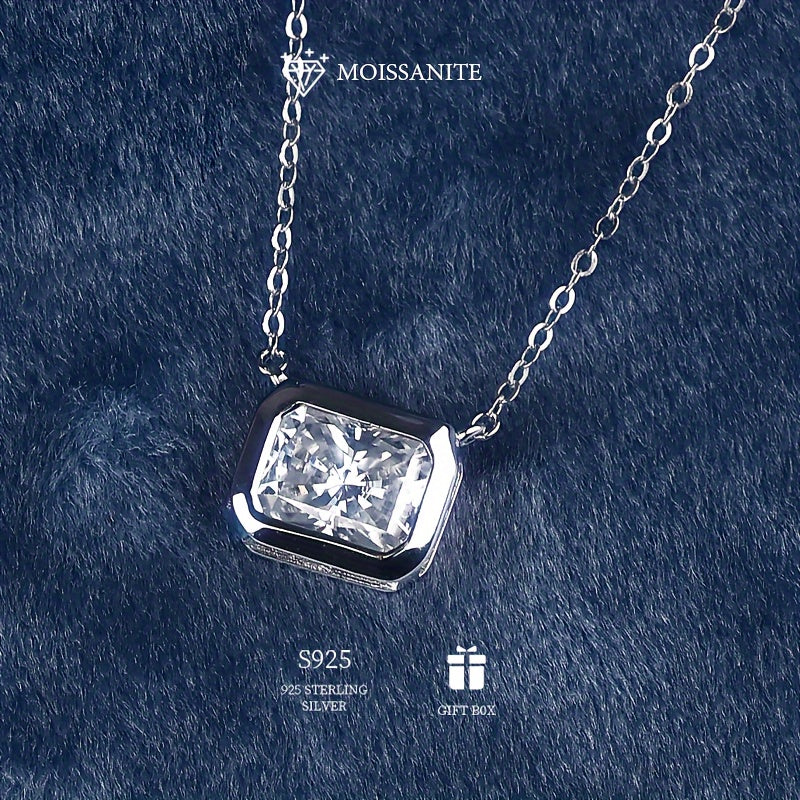 925 Sterling Silver'da Emerald Cut Moissanite Pendant Necklace - 1ct, 2ct yoki 3ct da mavjud. Gippoallergen, Bohemian uslubidagi ayollar uchun zargarlik sovg'asi - To'y, Nikoh, Onalar kuni uchun mukammal. Sertifikat va sovg'a qutisi bilan birga keladi.