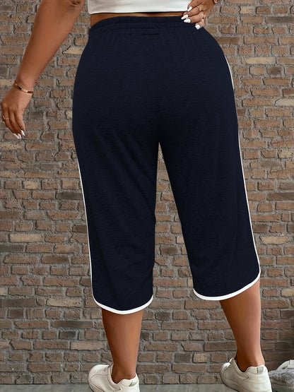 Women's comfortable three-quarter pants in a casual style. Made from a polyester blend with functional pockets, solid color, and knit fabric. Ideal for spring/summer wear, no belt required