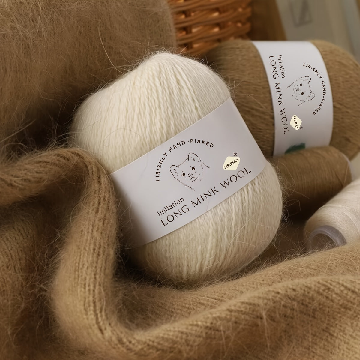 4pcs of faux mink wool and long wool totalling 280g, with 50g faux mink wool and 20g companion thread each. Skin-friendly and warm, suitable for knitting scarves, sweaters, hats, etc.