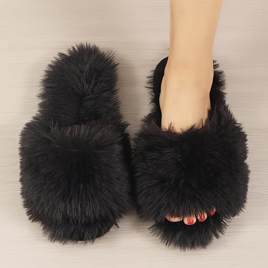 All-season plush slippers for women, featuring a cozy and stylish minimalist design.