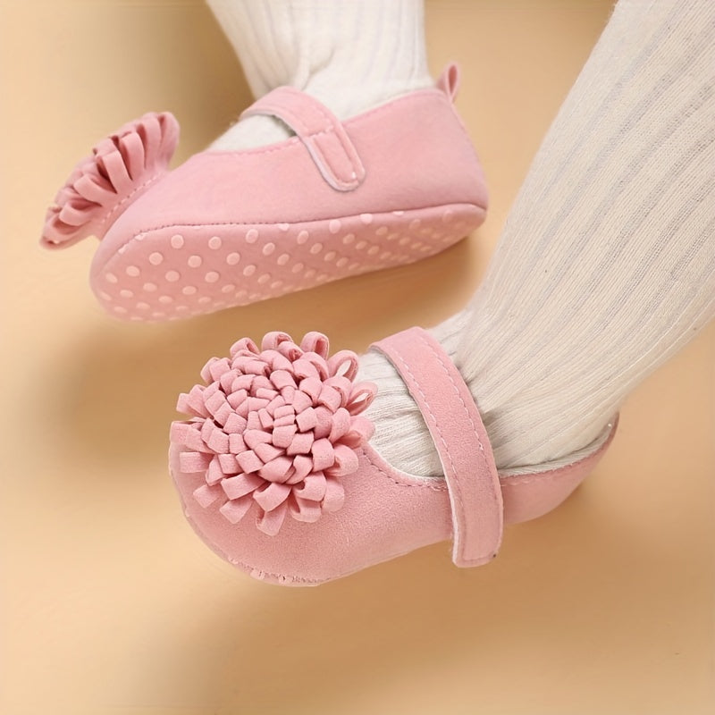 Girls' spring and autumn shoes for ages 0-1 with cute flower decorations and soft soles for comfortable first steps.