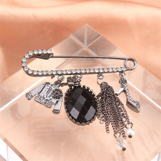 Chiroyli rhinestone brosh pin, yuqori poshnali poyabzal va palto charm bilan, ayollar kiyimlari, sumkalar va shlyapalar uchun zamonaviy moda aksessuari - noyob tugma va pin to'plami