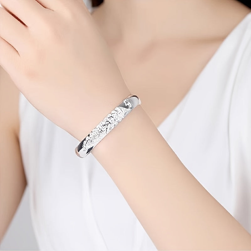 This elegant and versatile S999 sterling silver open bracelet is adjustable, fashionable, and simple in style. It is the perfect gift for your loved ones, including lovers, mothers, daughters, and for special occasions like parties, Valentine's Day, or