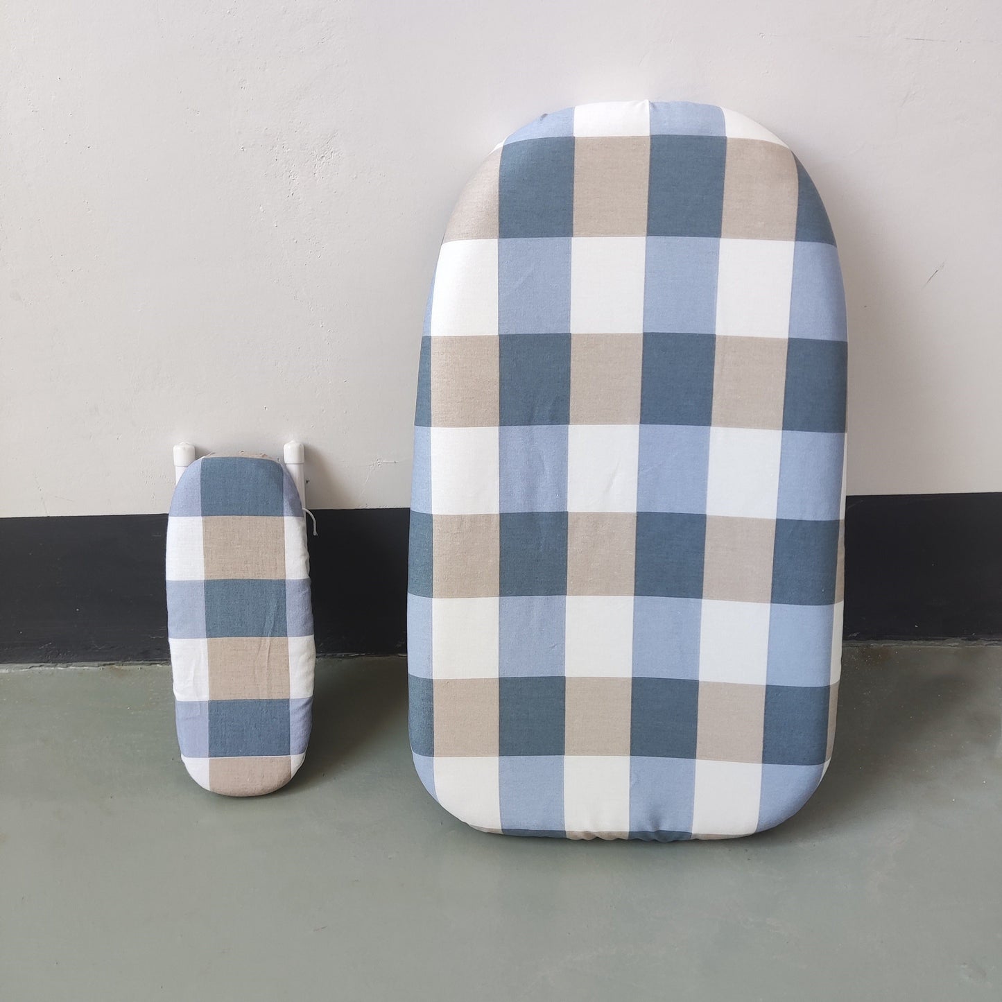 Make ironing clothes more convenient with the small tabletop ironing board and included ironing sleeves. The compact design is easy to store and perfect for quick touch-ups. Use the ironing sleeves to easily iron cuffs and sleeves of your clothes.