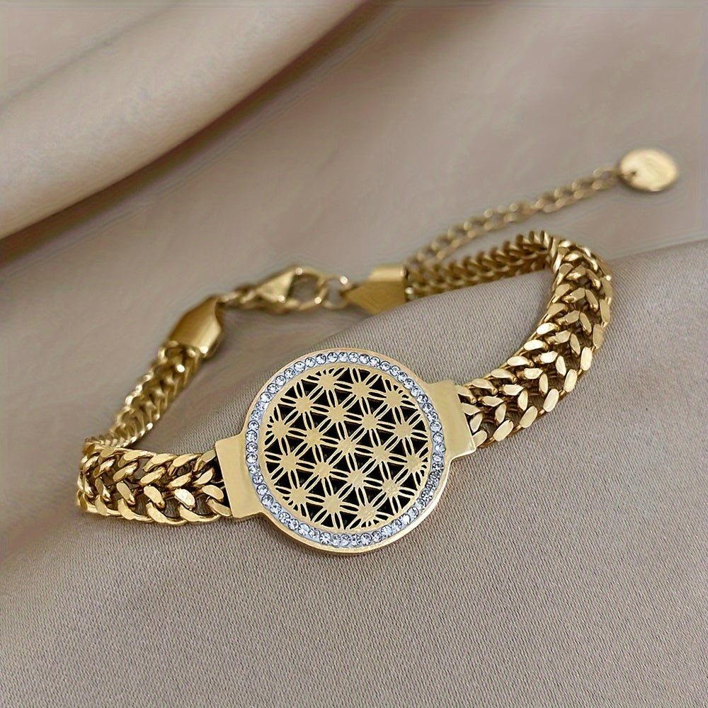 Round brand bracelet made of stainless steel plated with 18K gold and hollowed out, studded with rhinestones.