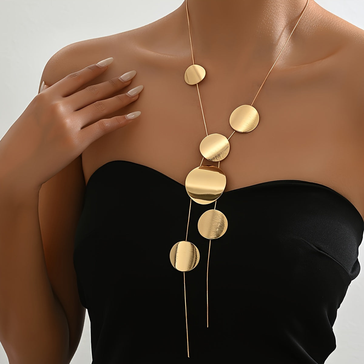 A stylish pendant necklace perfect for events and banquets, featuring a shiny round pendant on a delicate snake chain.