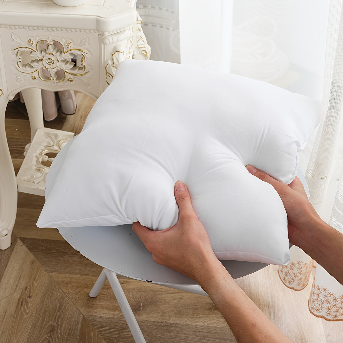 2 or 4 white pillow cores filled with soft polyester fiber, suitable for home decoration and various seating areas.