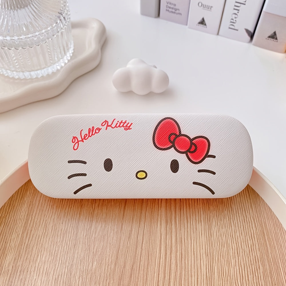 "Hello Kitty" ko'zoynak qutisi sun'iy charmadan tayyorlangan bo'lib, chizishdan himoyalovchi xususiyatlarga ega, ko'zoynaklarni xavfsiz va zamonaviy saqlash uchun mukammal. Har qanday bayramda unga sovg'a berish uchun ideal.