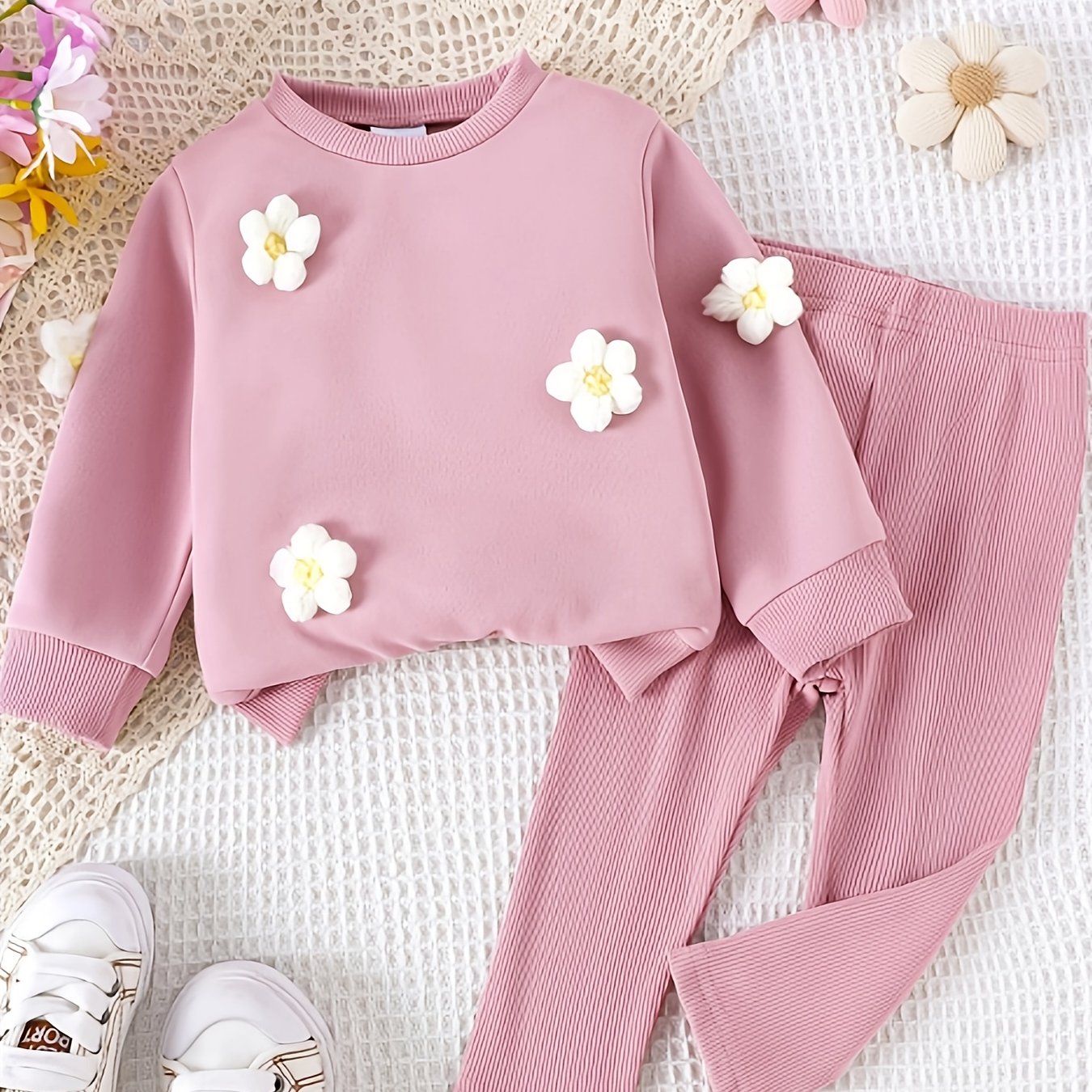 Girls' mint green sweatshirt and pants set, with warm, thick sweatshirt and loose, comfortable pants. Easy to match and ideal for daily wear, travel, and outdoor activities in spring