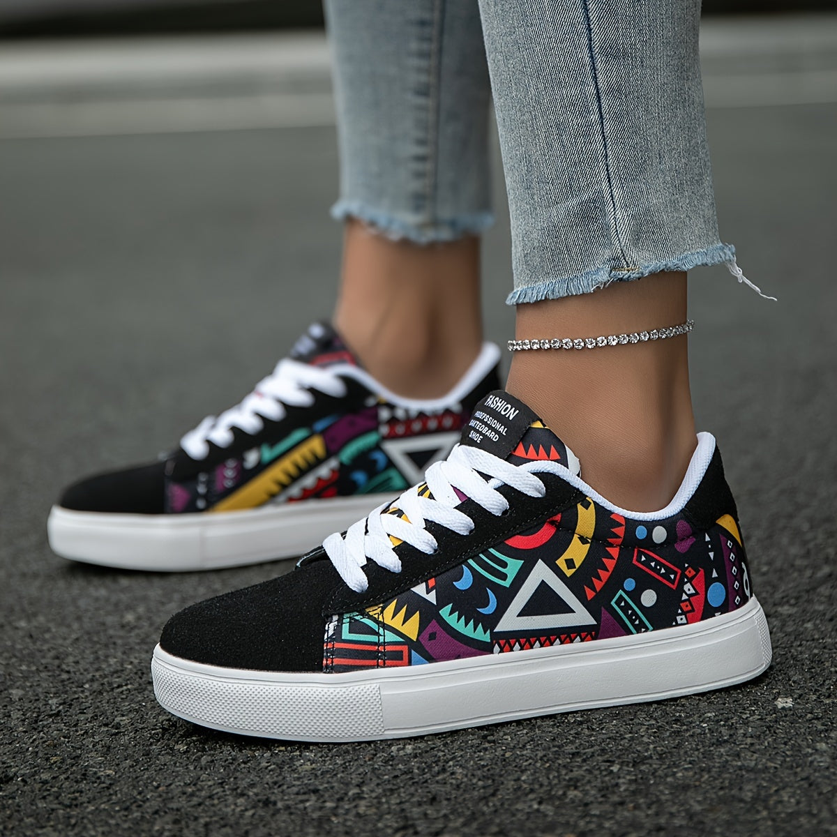 Geometric pattern casual skate shoes for women, versatile, lightweight, anti-slip, for outdoor sports and daily wear.