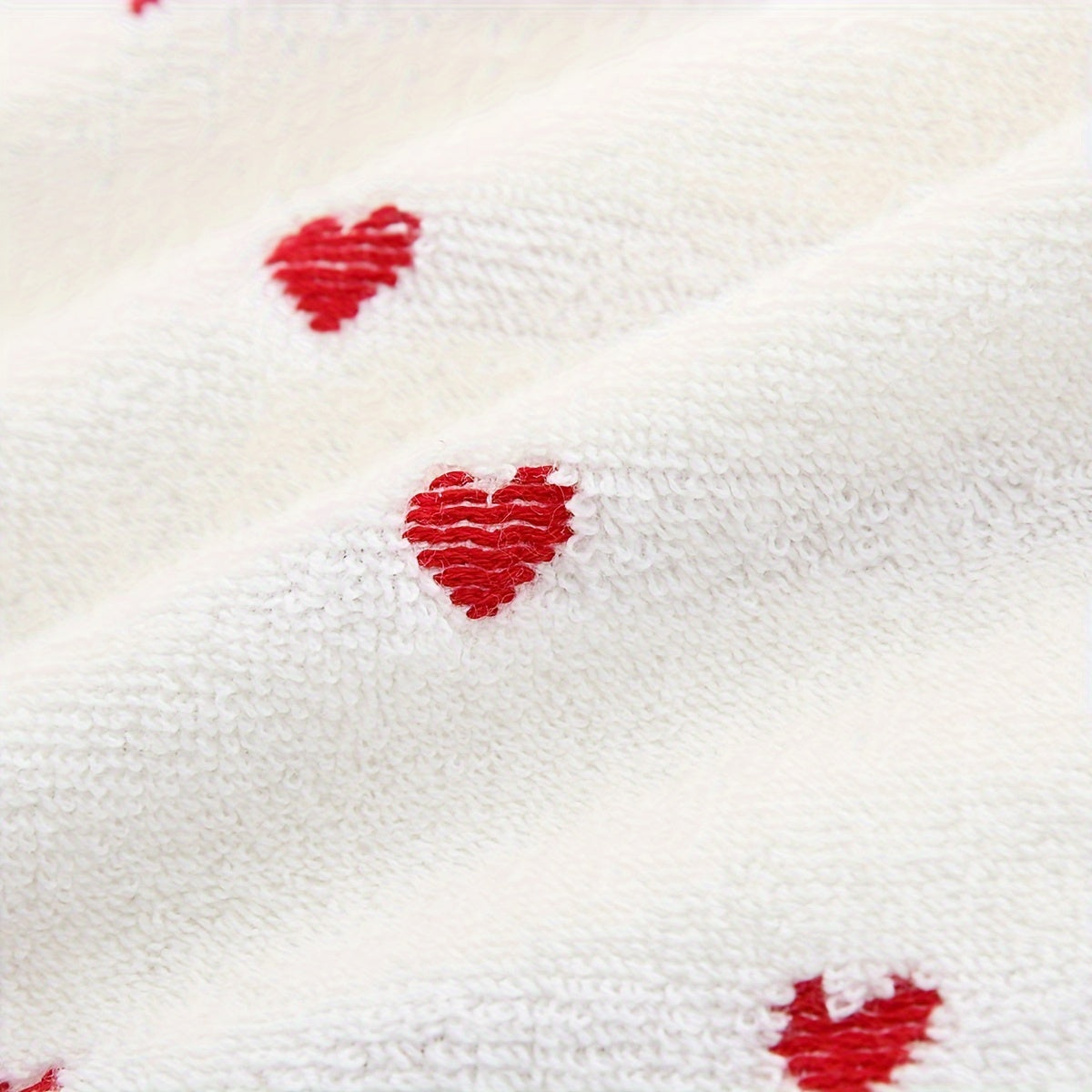 Heart pattern cotton bath towel, absorbent and quick-drying, soft and thick for home bathroom use. Ideal bathroom supply.