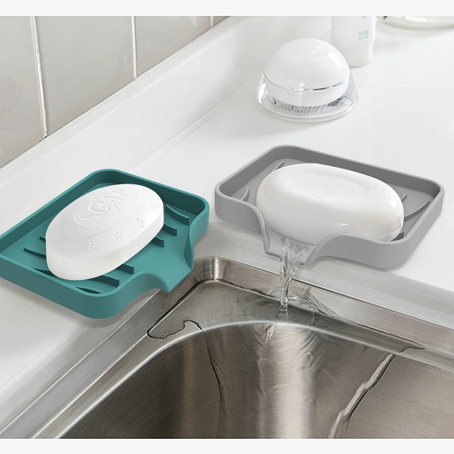 Non-slip silicone soap dish with drainage, ideal for bathroom and travel, featuring anti-skid bottom for Halloween and Christmas decor.