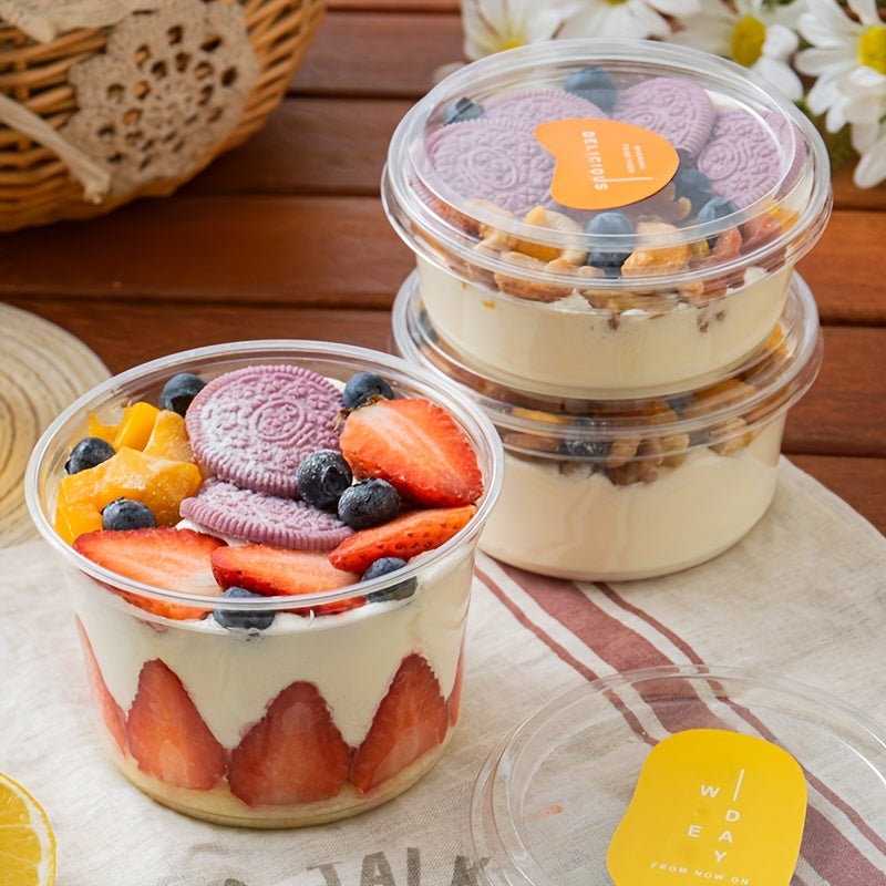 25 sets of clear plastic dessert cups with lids made from PET material, designed for reuse. These round candy packaging boxes are perfect for cakes, sweets, and fruit. They are transparent food containers suitable for both home and party use.